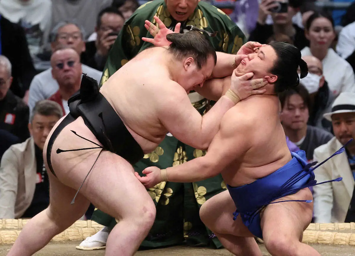 Аонішікі Арата (ліворуч) під час виступу на Haru Basho