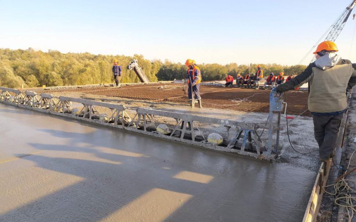 Агентство відновлення завершує ремонт проїзду одного з найбільших мостів Чернігівщини