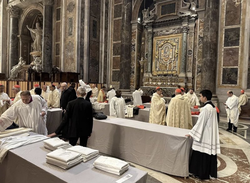 Підготовка до літургії у день свята Непорочного Зачаття Пресвятої Богородиці. У молебні взяли участь понад сто
кардиналів, 400 священників і п’ять тисяч вірян, 8 грудня 2024 року