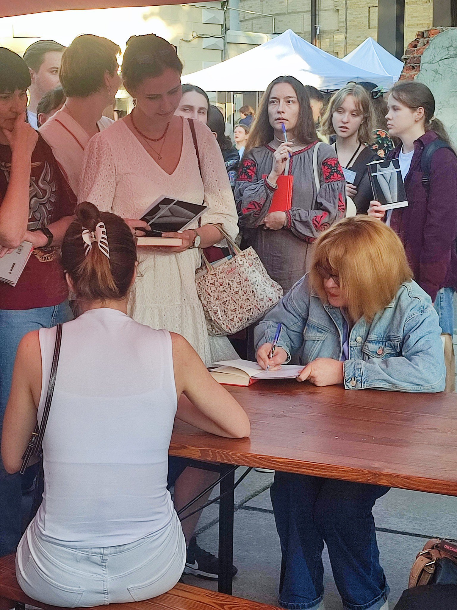 Оксана Забужко підписує книги під час повітряної тривоги після презентація книжки «Наша Європа».
