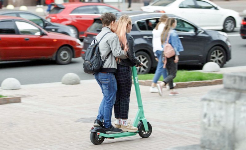 Пара на електросамокаті