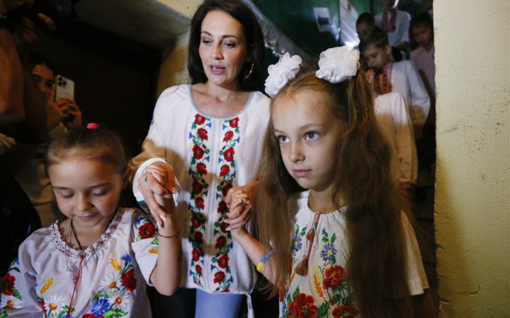 Свириденко: "Цього тижня вчителі по всій країні почнуть отримувати перші підвищені зарплати"