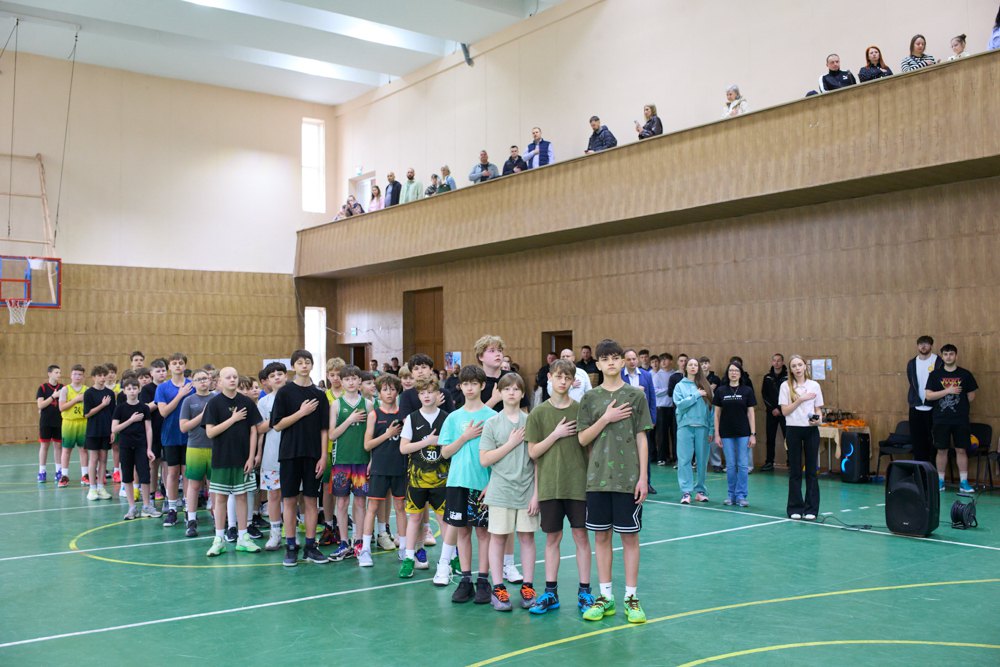 Турнір з баскетболу серед дітей у школі в Івано-Франківську.