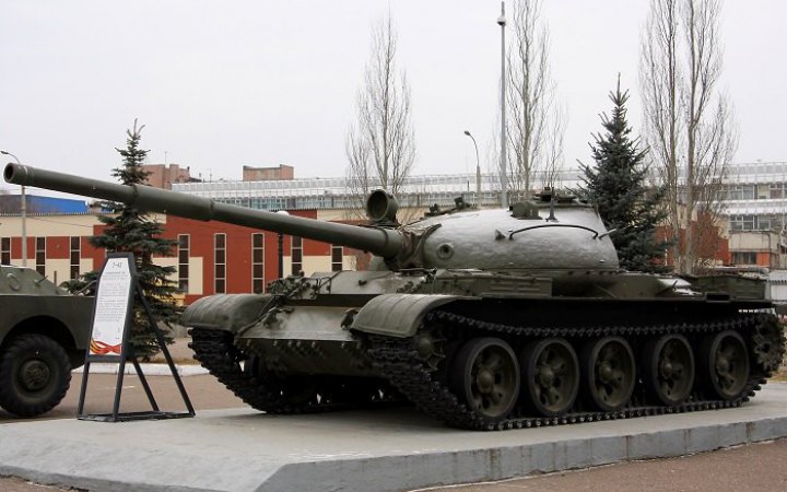 Через нестачу військової техніки окупанти використовують старі радянські танки, – розвідка Британії