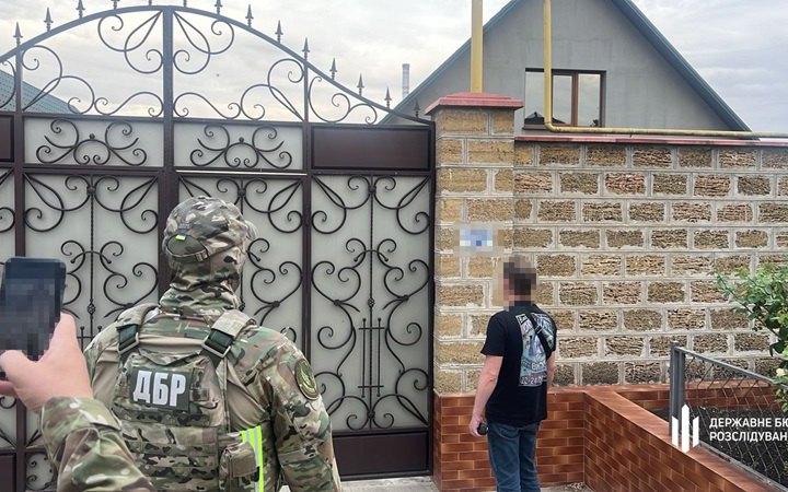 Підозру отримали три людини, які переправили Дмитрука за кордон