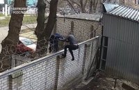 Экс-нардеп перелезла в ГБР через забор и хотела бросить телефон в Бабикова