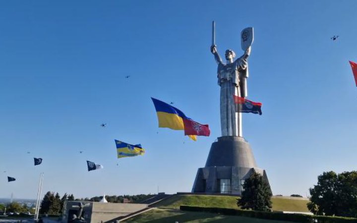 До Дня Незалежності у небо над Києвом підняли прапори бригад ЗСУ