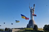 До Дня Незалежності у небо над Києвом підняли прапори бригад ЗСУ