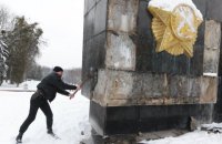 Во Львове с Монумента Славы молотком сбили надпись "Победителям над нацизмом"