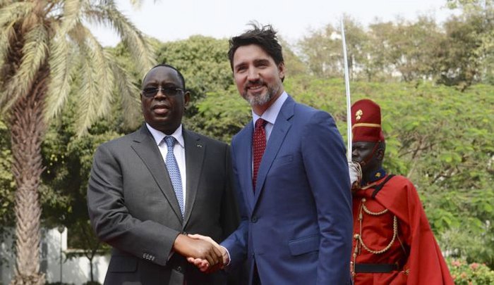 Президент Сенегала Маки Салл приветствует премьер-министра Канады Джастина Трюдо в президентском дворце в Дакаре, Сенегал 12
февраля 2020. 