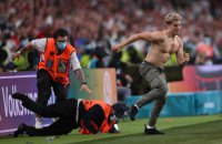 Во время финала Евро-2020 стюарды минуту не могли остановить полуголого фана, который выбежал на поле