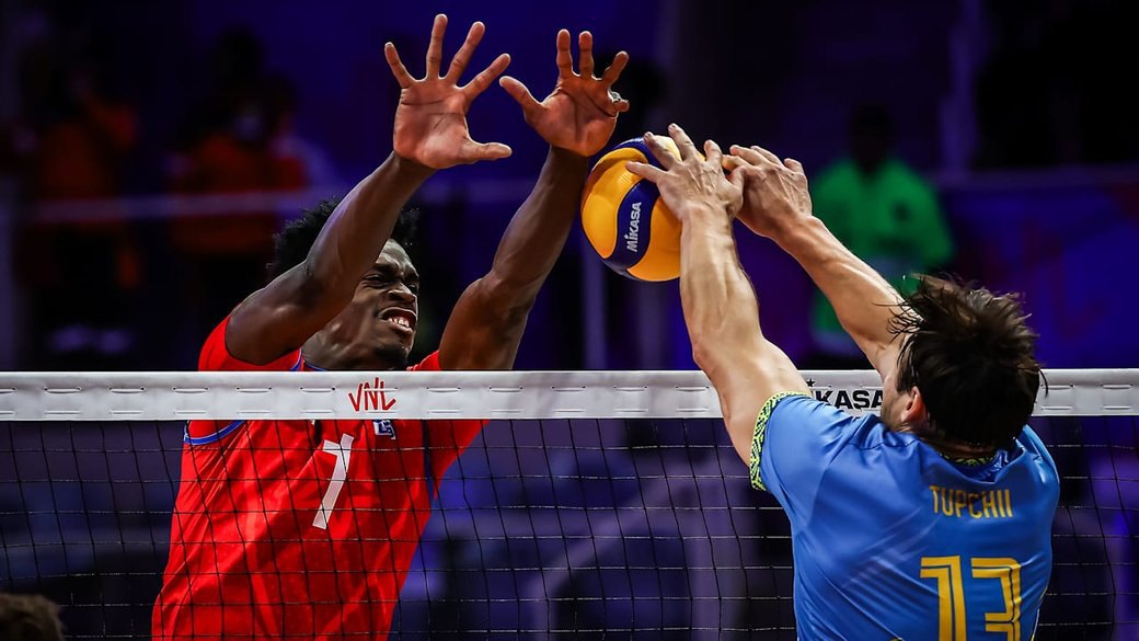 Василь Тупчій виконує блок під час матчу проти Куби