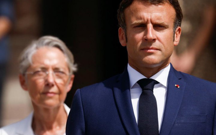 Макрон не прийняв відставку прем’єр-міністра Франції