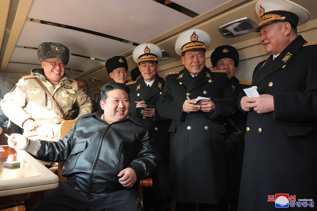 Кім Чен Ин з військовими після випробування ракети Padasuri-6, 15 лютого 2024 року