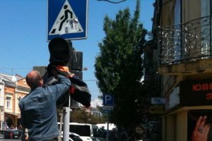 К приезду Януковича в Мукачево вымыли светофоры
