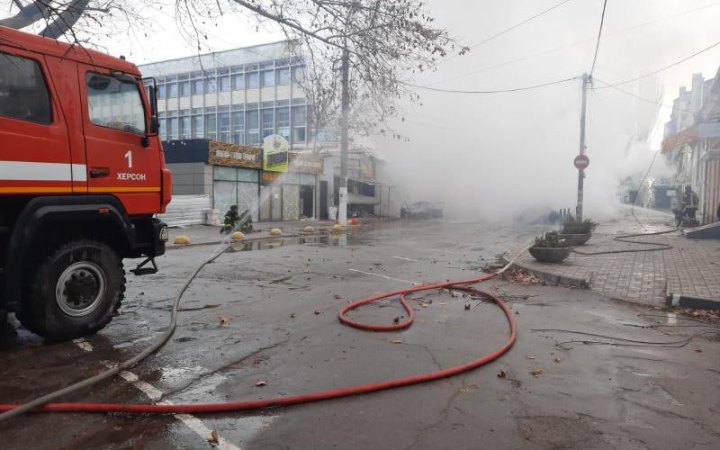 У Херсоні поліцейські та рятувальники ліквідовують наслідки російського обстрілу