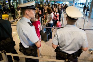 Поліція ФРН заявила про брак співробітників для здійснення паспортного контролю в аеропортах