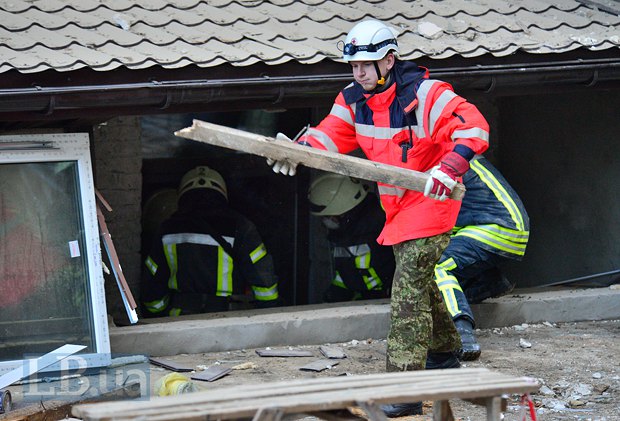 Красный Крест помогает разбирать обрушенный дом на улице Богдана Хмельницкого в Киеве