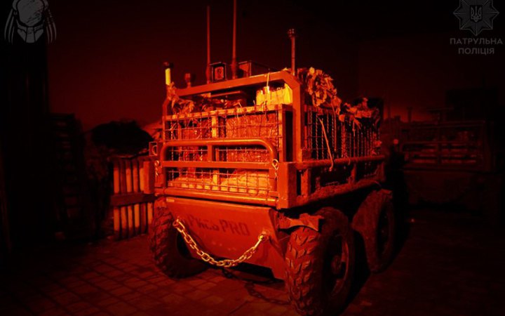 Бійці бригади "Хижак" показали, як наземний дрон доставляє майно на позиції