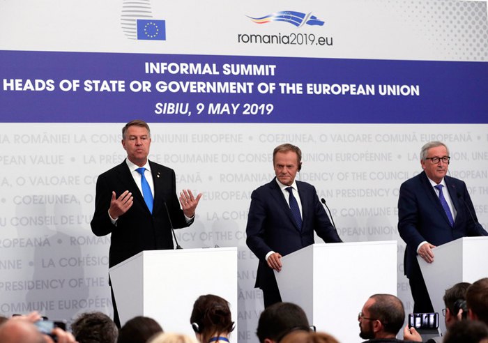 Слева-направо: Президент Румынии Клаус Йоханнис, президент Европейского совета Дональд Туск и президент
Европейской комиссии Жан-Клод Юнкер во время брифинга для прессы по завершении неформального саммита глав государств и правительств стран ЕС в Сибиу