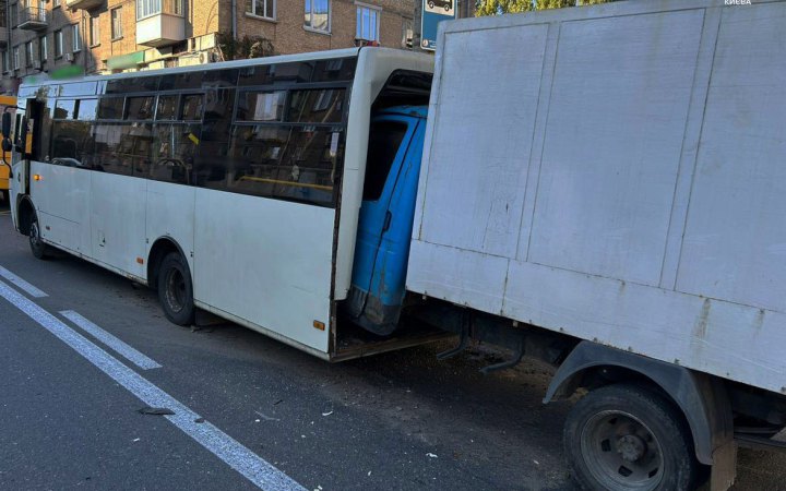 У Києві вантажівка зіткнулася із маршруткою. Загинула жінка, є травмовані (оновлено)