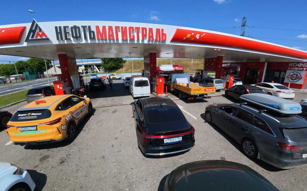 Автомобілі стоять у черзі на автозаправній станції «Нефтьмагистраль» у Москві, 2 липня 2026 року.