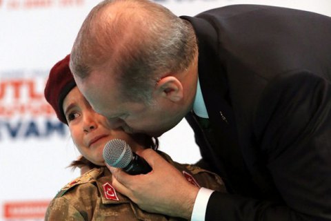 Эрдоган подвергся жесткой критике за комментарий ребенку о чести погибнуть в бою