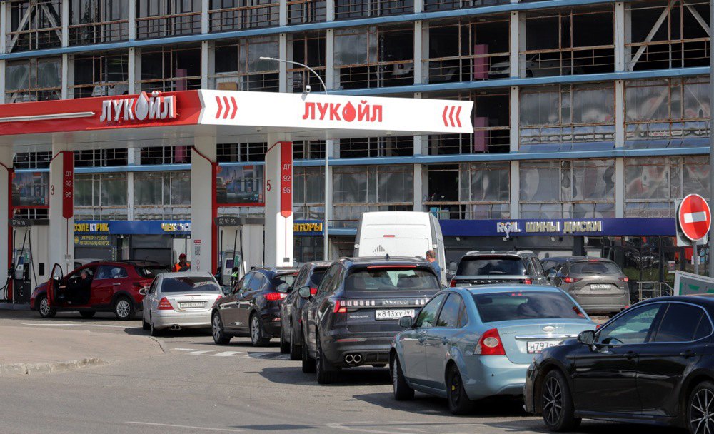 Черга на автозаправці у Москві, 25 червня 2026 року.