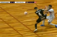 У чемпіонаті Бразилії з футзалу гравець відправив суперника в глибокий нокаут ударом кунг-фу