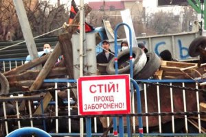 Біля захопленої будівлі СБУ в Луганську збільшилася кількість мітингувальників