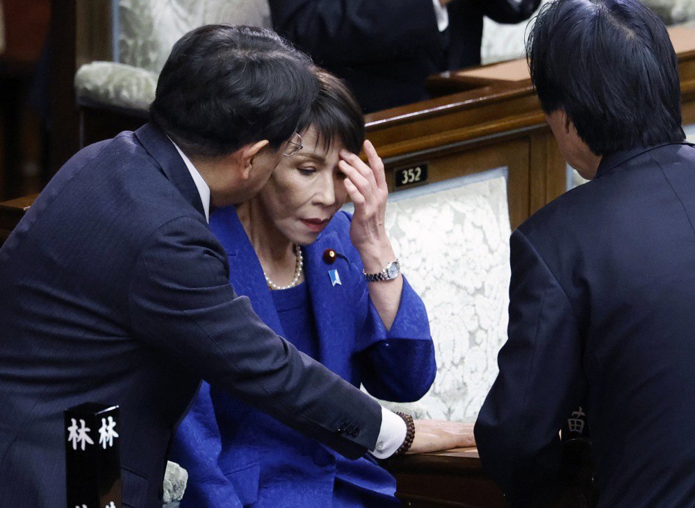 Прем'єр-міністр Японії Санае Такаїчі (у центрі) перед оголошенням про розпуск нижньої палати парламенту в Токіо, Японія, 23
січня 2026 року. 