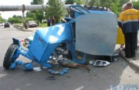 В Киеве микроавтобус протаранил трактор