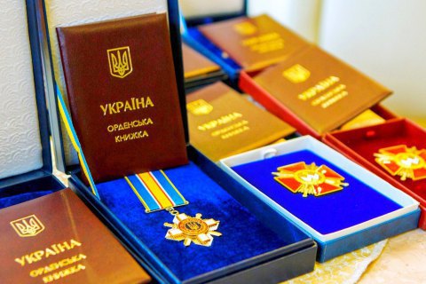 Зеленський нагородив посмертно військових, які загинули під Пісками 10 березня