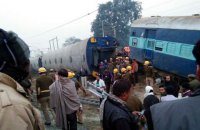 В Индии с рельсов сошли 14 вагонов пассажирского поезда (Обновлено)
