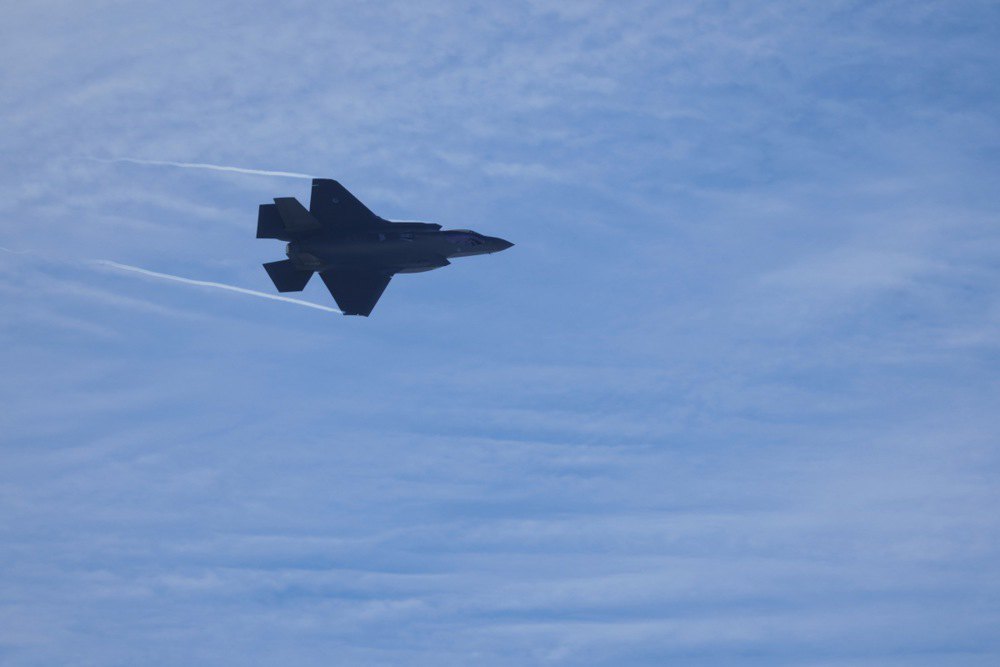 Нідерландський винищувач F-36 пролітає над базою Ліелварде, Латвія, 21 лютого 2025 року, в рамках місії НАТО з патрулювання
повітряного простору Балтії, щоб продемонструвати присутність НАТО в регіоні. 