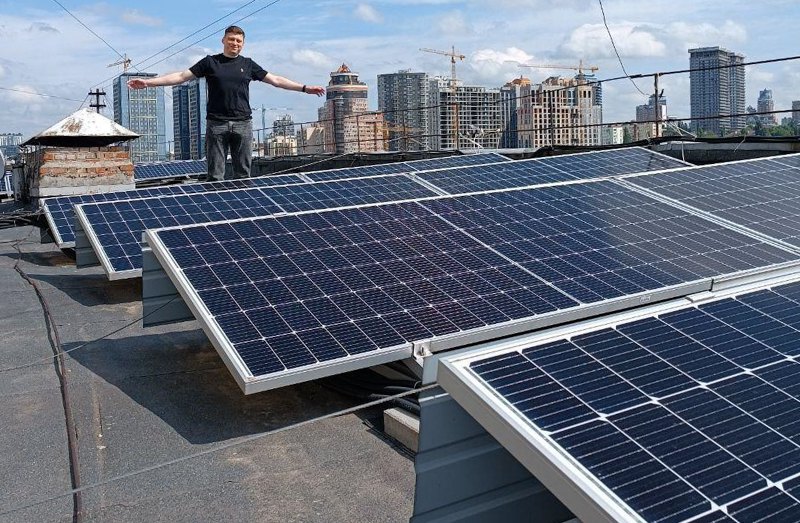 Денис Скоренко показує сонячні панелі на даху будинку