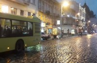 У центрі Львова маршрутка збила на переході двох жінок, одна померла