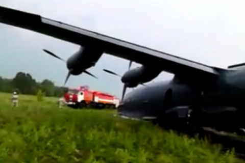 У Росії під час жорсткої посадки військового літака загинула людина