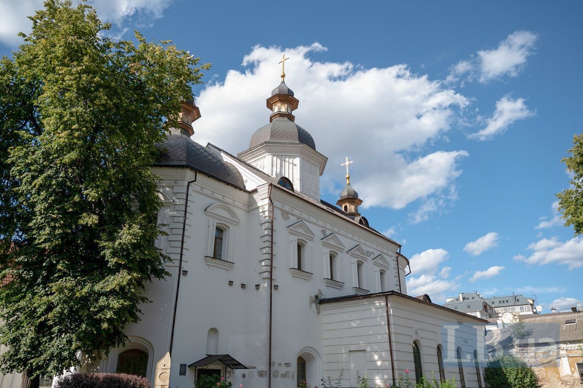 <i>Святодухівська церква, також відреставрована зусиллями НаУКМА. На початку 1990-х років вона була без даху і
тут жили собаки,</i> — <i>каже Квіт. Дуже ймовірно, що саме в цій будівлі, спорудженій Петром Могилою, відбувалися перші заняття у Старій Академії. Тут же тоді розміщувалася церква Бориса і
Гліба.</i>&nbsp;