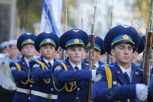 ​Янукович продлил срок военной службы по контракту 