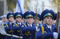 ​Янукович продлил срок военной службы по контракту 