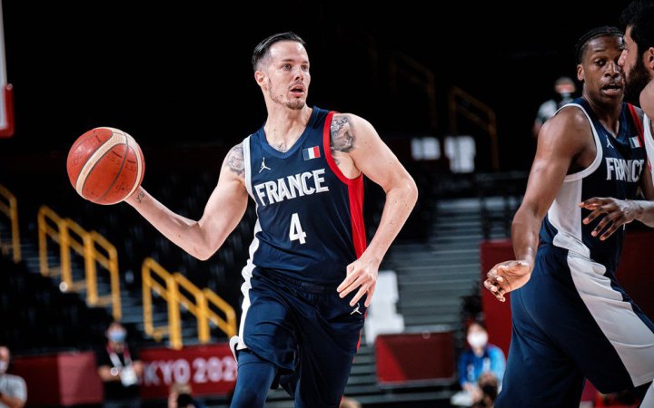 Перший пішов: ведучий баскетболіст збірної Франції підписав заяву, що не гратиме у Росії