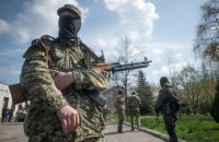 На Луганщині окупанти підкидають людям зброю та символіку, аби забирати майно