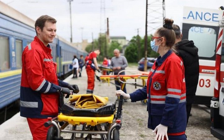 З Дніпра до Львова потягом евакуювали 20 українців, які постраждали від бойових дій