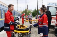 З Дніпра до Львова потягом евакуювали 20 українців, які постраждали від бойових дій 