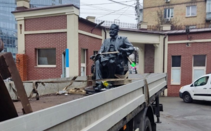 В Києві демонтували пам'ятник Івану Павлову