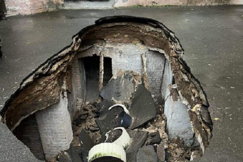 В Киеве на Малой Житомирской провалился асфальт, под которым обнаружили подвал