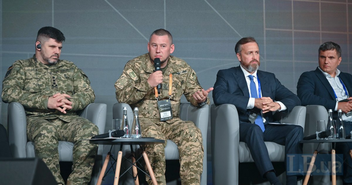 Павло Паліса (другий ліворуч)