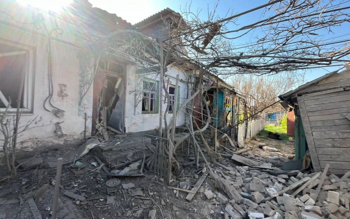 Росіяни знову обстрілювали Нікопольщину: пошкоджені адмінбудівля, багатоповерхівка і ЛЕП