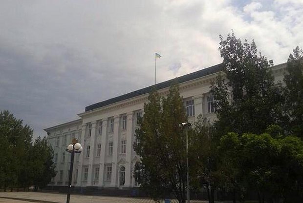 Флаг над городским советом в Северодонецке
